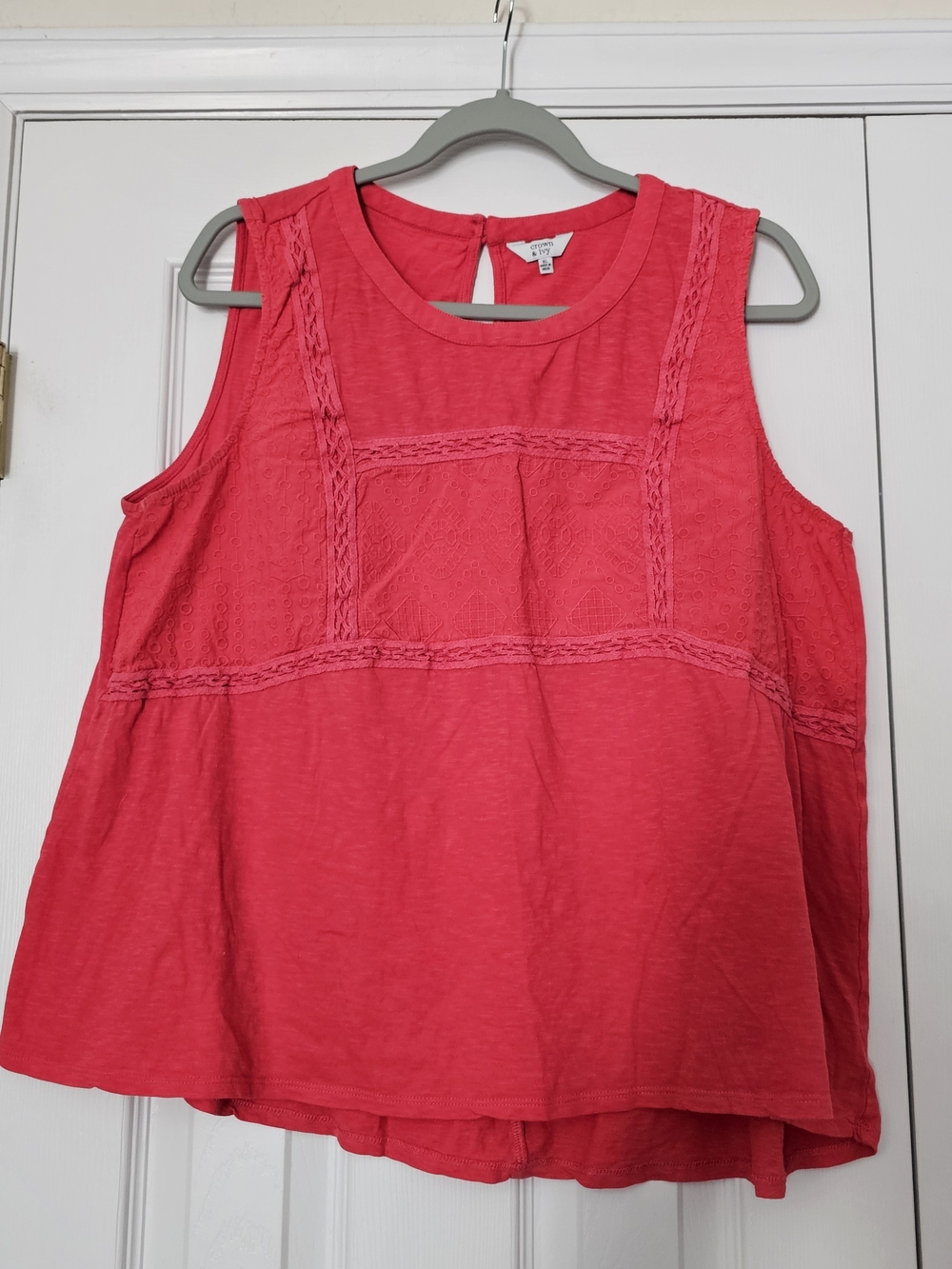 Crown & Ivy Coral Lace-Trim Sleeveless Tank